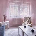 Alice's Dream With Free Garage Apartment *